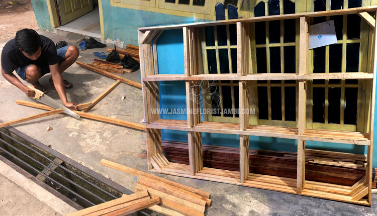 kayu reng rangka papan bunga